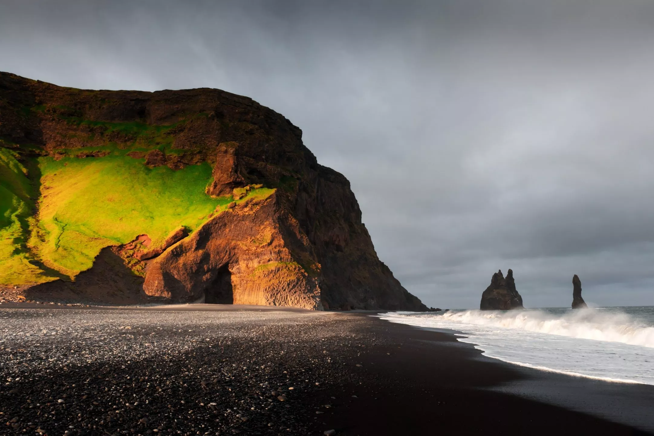 08_dREAMSCAPE_Website_Experiences_Summer-in-Iceland_Gallery_The-Black-Beach-Reynisfjara