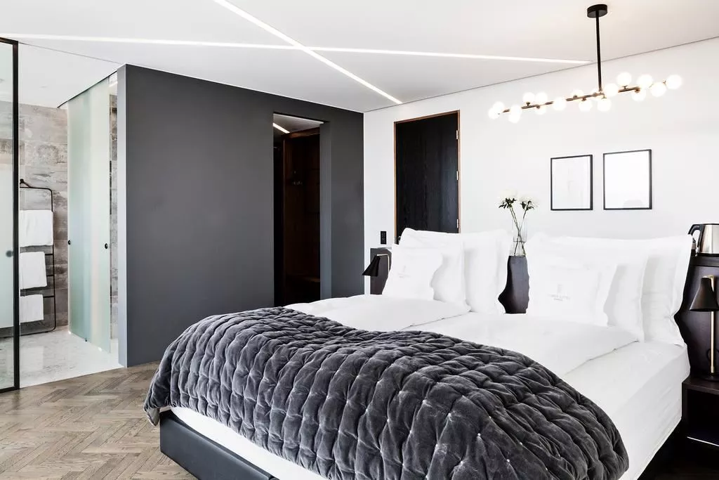 12_dREAMSCAPE_Website_Experiences_Summer-in-Iceland_Gallery_Tower-Suites-Reykjavik